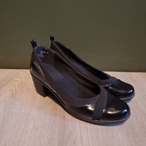 Elegant Black Heels with Rounded Toe and Cushioned Insole